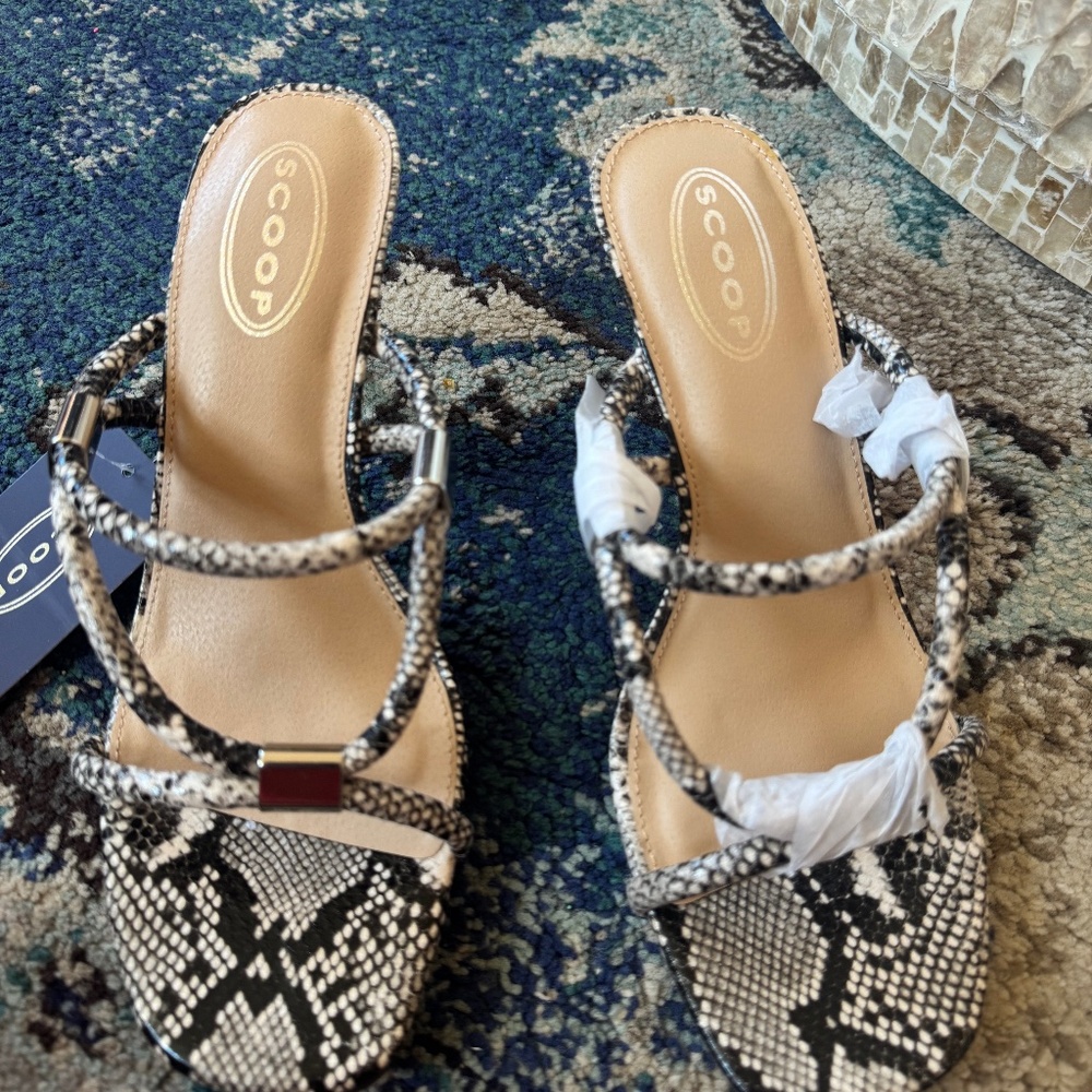 Scoop women’s size 8.5 heels sandals NWT snakeskin